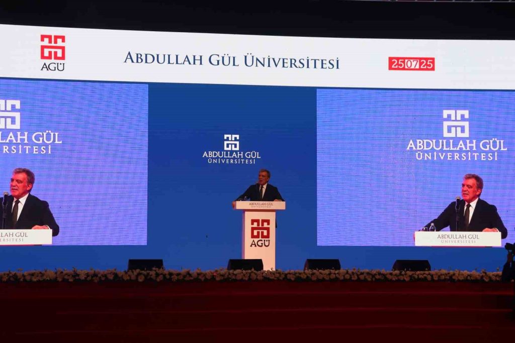 Abdullah Gül: “Dünya hiç görülmediği kadar kural tanımaz, görülmediği kadar uluslararası kuruluşların ve sistemin çöktüğü çok tehlikeli bir dönemden geçiyor”