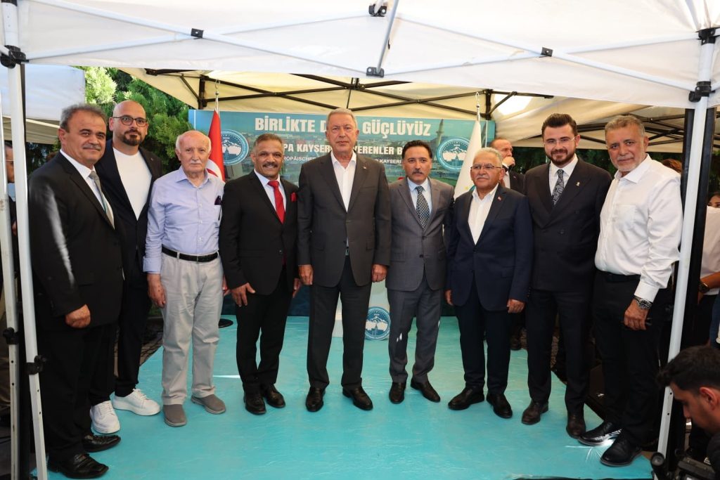 119 yıllık tarihi saat kulesi, Avrupalı Türklerin hizmetinde