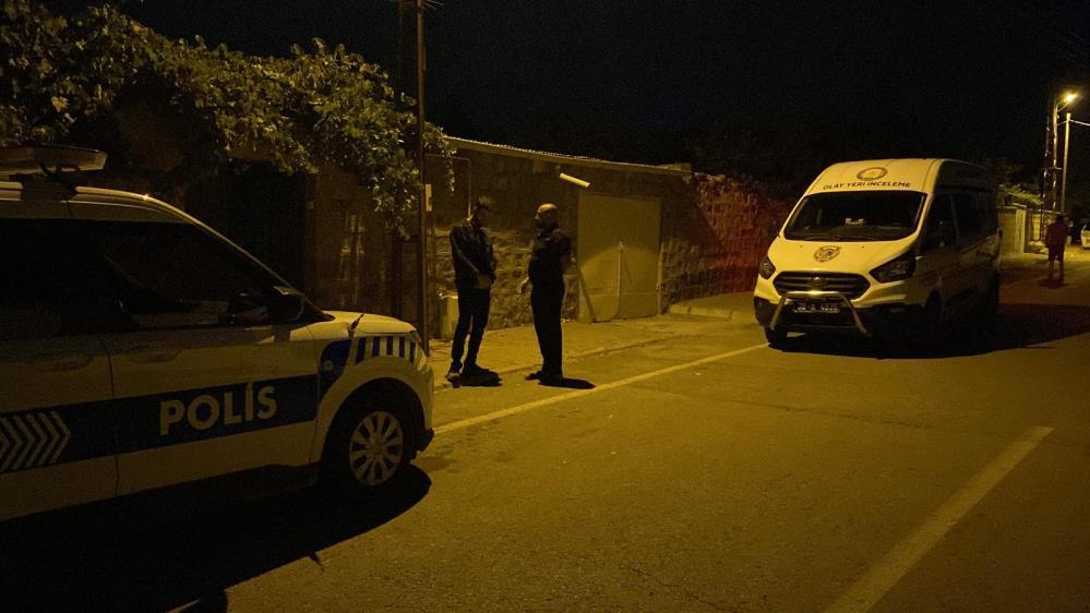 Evine eğitim roketi düşen yaşlı adam, “Bir dahakine dikkatli at” diyerek öğrencilerden şikayetçi olmadı