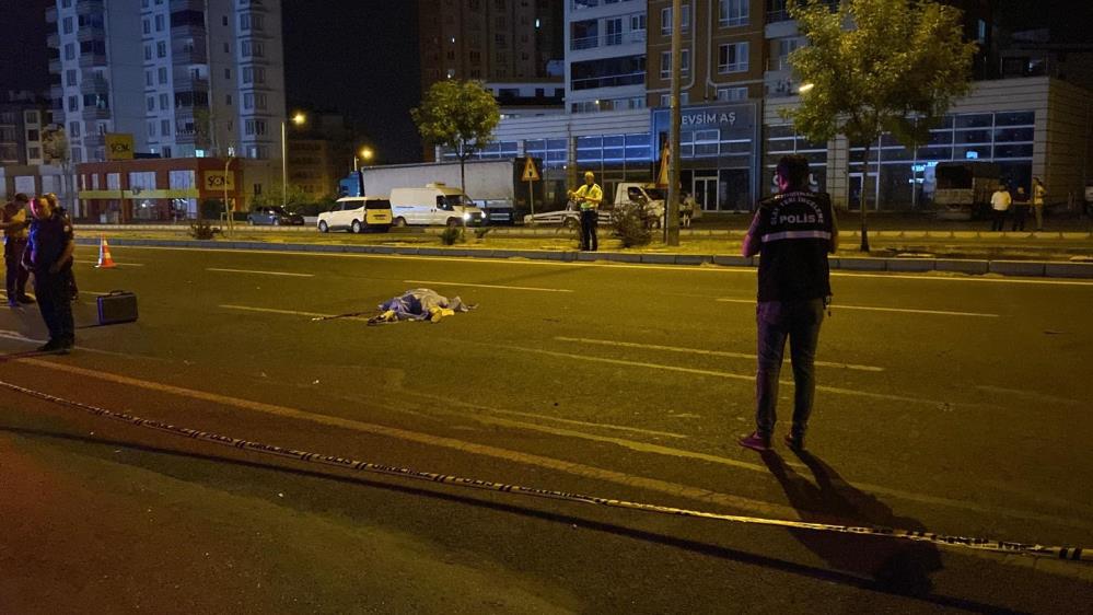 Yolun karşısına geçen yayaya peş peşe 2 otomobil çarptı: 1 ölü