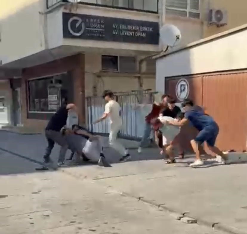 Kavga ettikleri şahsı taşla bayılttılar