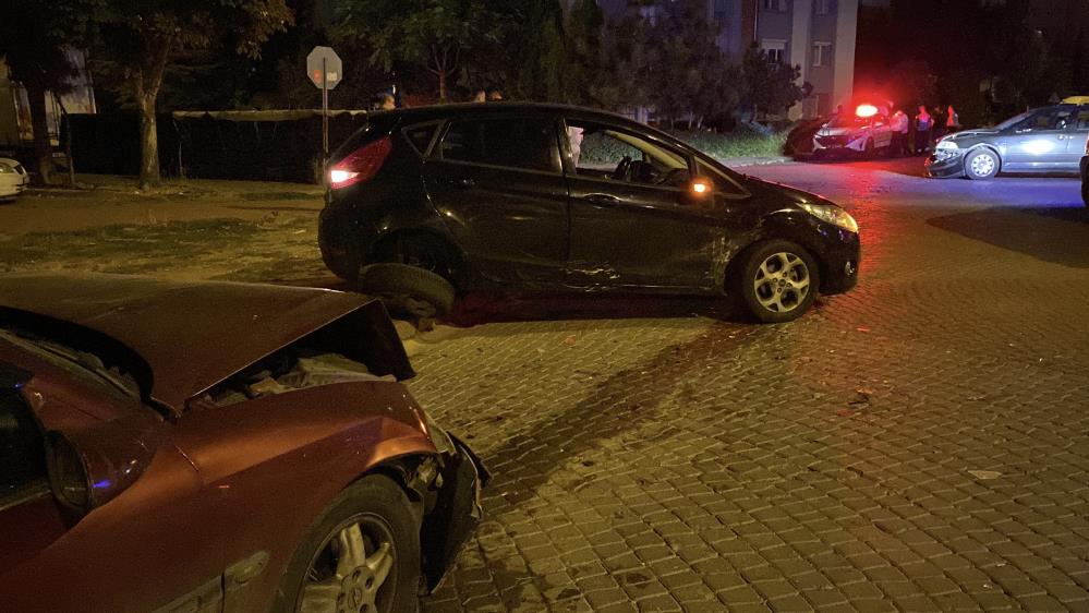 Savrulan Araç Park Halindeki Otomobile Çarptı: 2 Yaralı