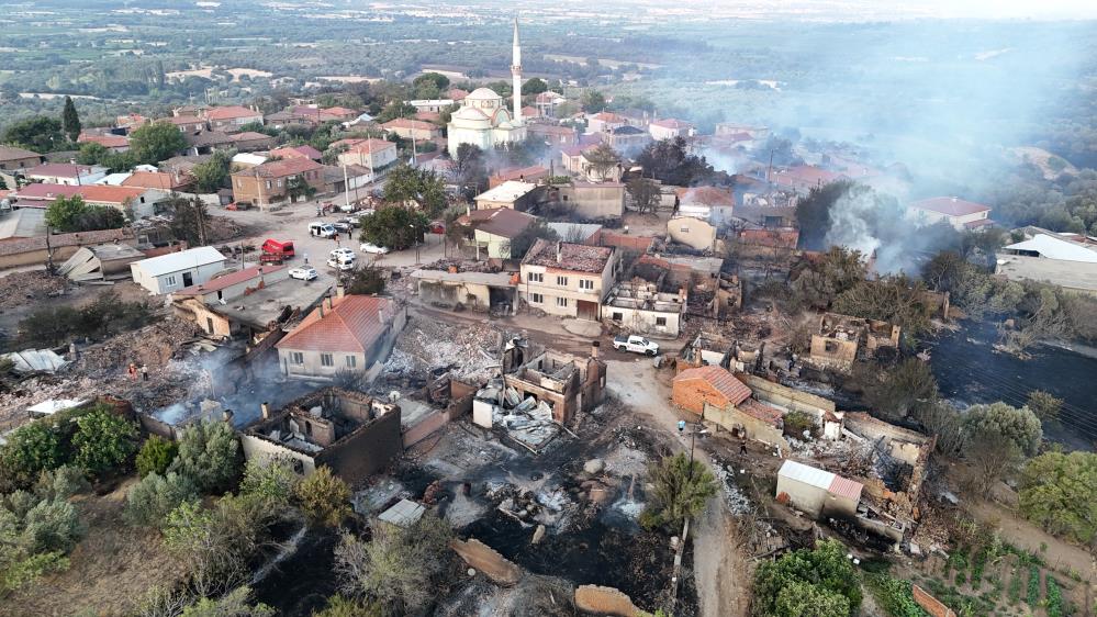 Boşaltılan köy alevlere teslim oldu