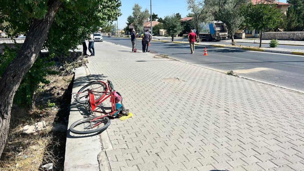 Otomobilin çarptığı bisiklet sürücüsü yaşamını yitirdi