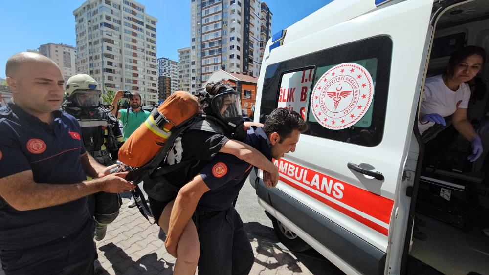 Kurtarma Umudu: Aileler Çocuklarına Gözyaşlarıyla Sarıldı