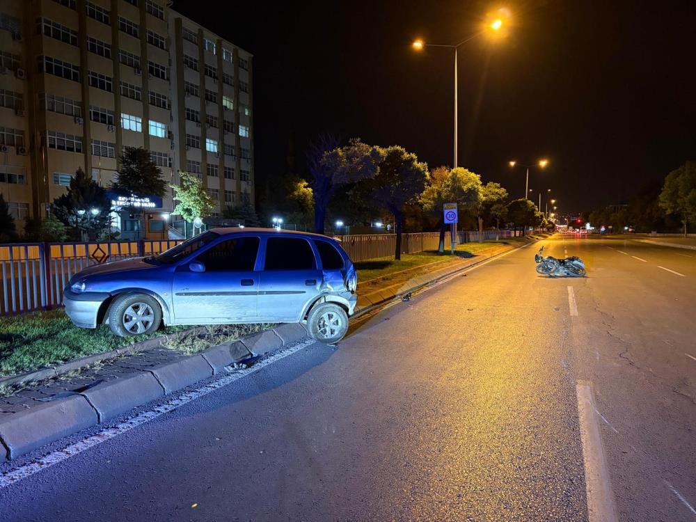 Motosiklet 50 Metre Savruldu, Otomobil Refüje Çıktı: 3 Yaralı