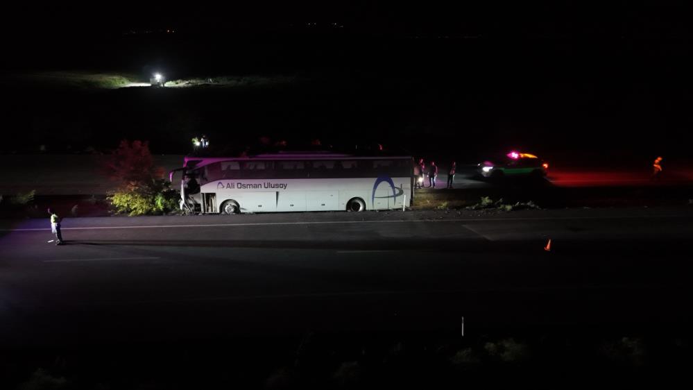 Otobüs Orta Refüje Çıktı: 1 Ölü, 13 Yaralı