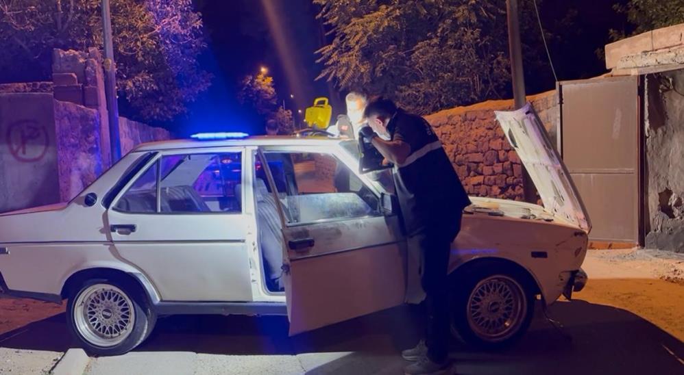 Çaldıkları otomobille kaza yapıp, bir evin garajına park ettiler