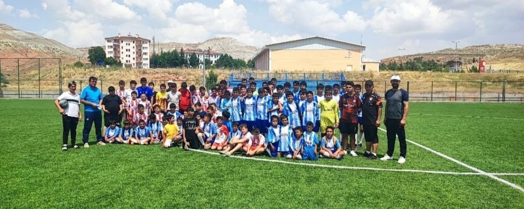 Yeşil sahada Akkışla – Palas Dostluğu