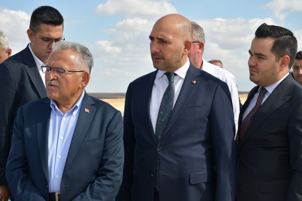 Başkan Büyükkılıç ve Bağlamış, jeotermal kaynaklı sera OTB alanında incelemelerde bulundu