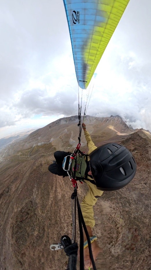 Erciyes’in 3 bin 500 metre rakımına yamaç paraşütü ile çıktılar