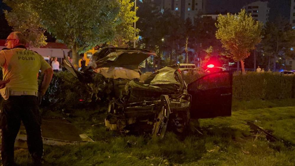 Tramvay yoluna uçan otomobil hurdaya döndü: 1 ölü, 1 yaralı