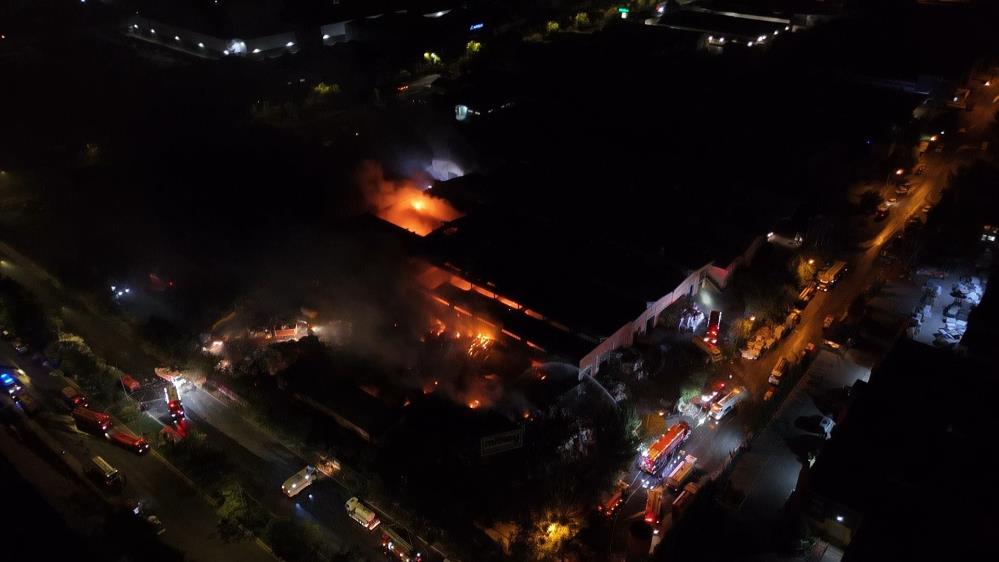 Kayseri’deki fabrika yangınına 94 araç 12 iş makinesi müdahale etti