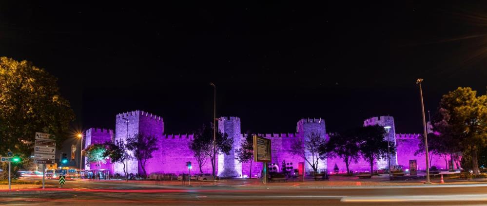 Kayseri Kalesi, kanserle mücadele için mor renge büründü