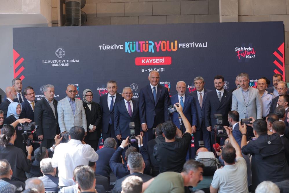 Bakan Ersoy: “Silahların değil, şarkıların, türkülerin sesinin çıkmasını istiyoruz”
