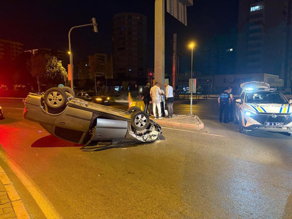 Işıkta bekleyen otomobile arkadan çarpıp, takla attı