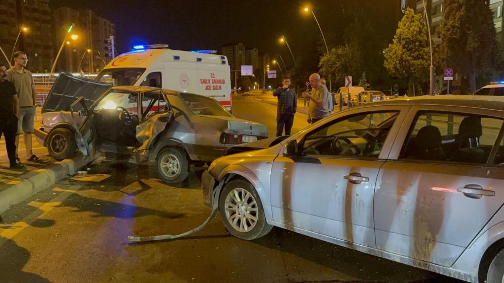 Tofaş marka otomobil ortadan büküldü: 3 yaralı