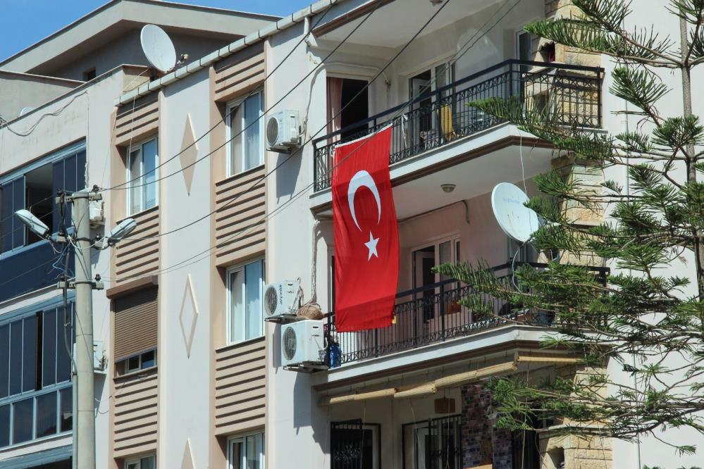 Saldırının olduğu sokak Türk bayraklarıyla donatıldı