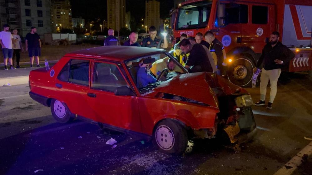 Aydınlatma direğine çarpan sürücü otomobilde sıkıştı: 3 yaralı