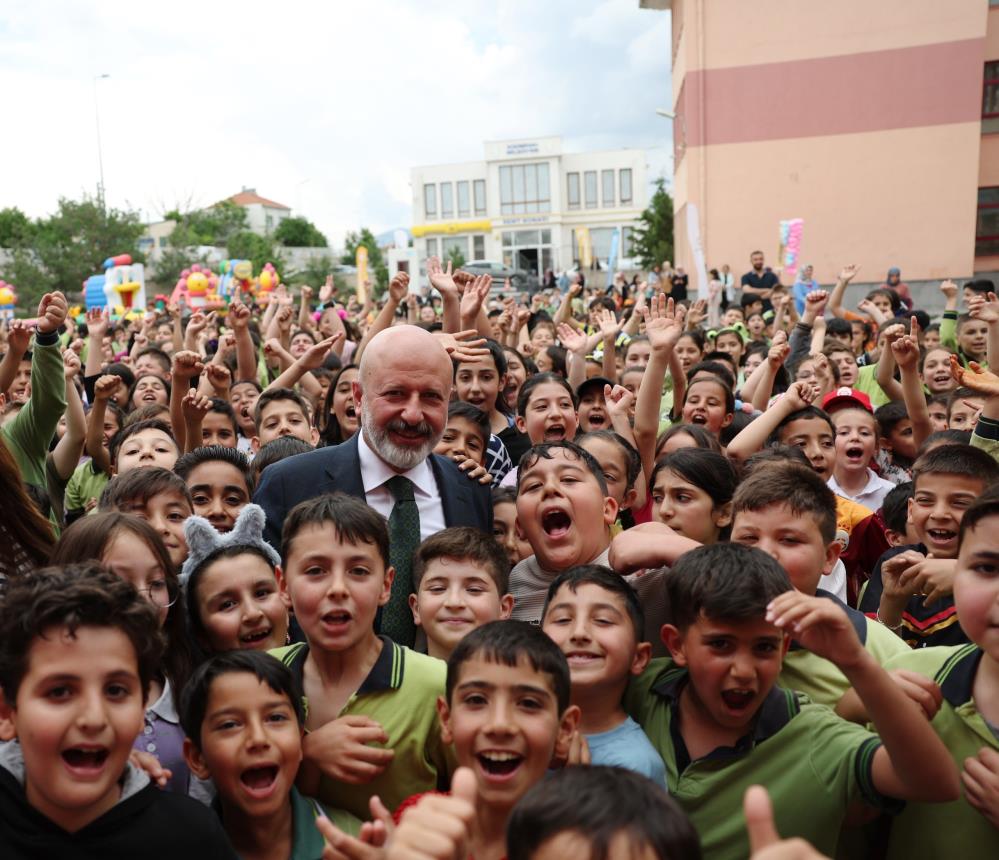 Başkan Çolakbayrakdar: “Evlatlarımızı mutlu etmek için çalışıyoruz”