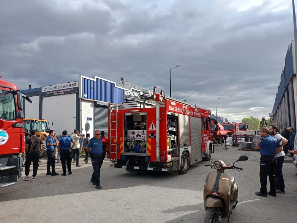 Kayseri’de mobilya atölyesinde korkutan yangın
