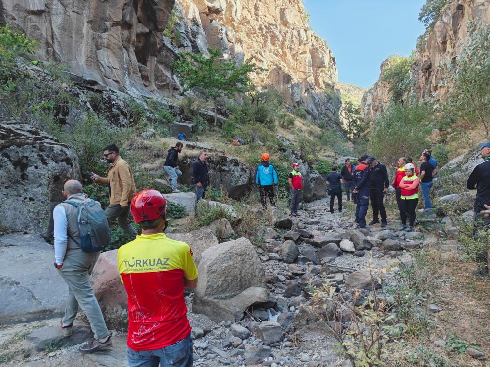 Kayalıklardan düşen dağcı hayatını kaybetti