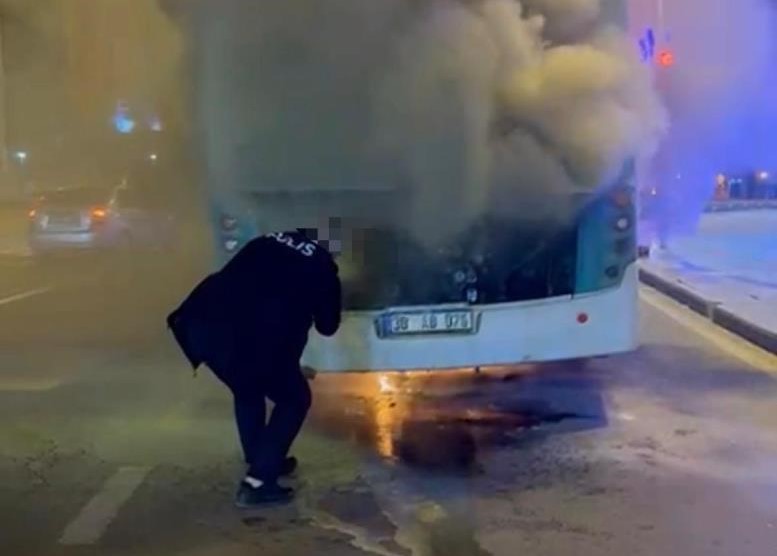 Otobüs yangınına polis müdahalesi