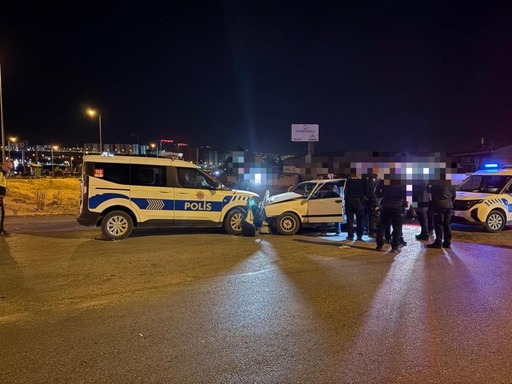 ‘Dur’ ihtarına uymayan otomobil sürücüsü polis otosuna çarptı: 2 polis memuru yaralı