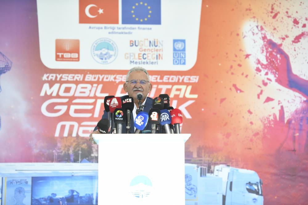 Büyükşehir’in gençlere Mobil Dijital Gençlik Merkezi