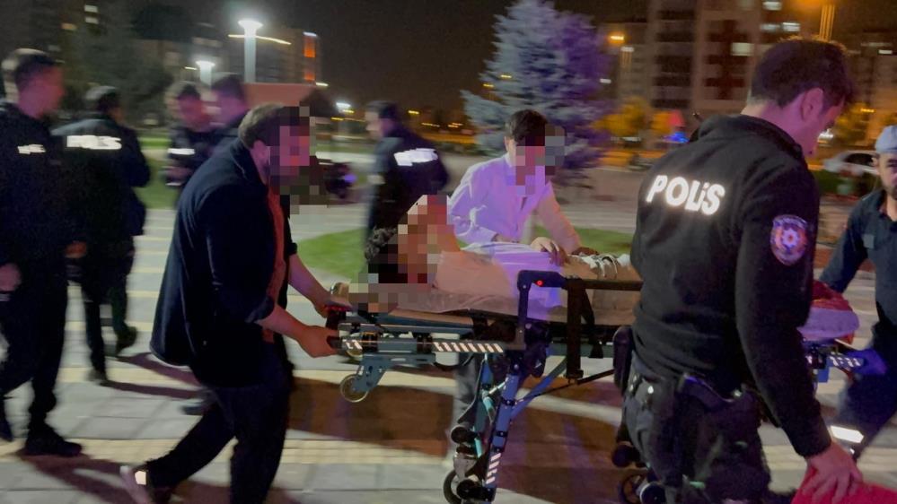 Parkta bıçaklı kavga: 2 yaralı