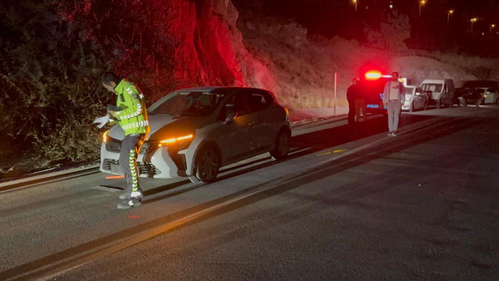 Otomobilin arkadan çarptığı motosiklet yoldan çıktı: 1 yaralı