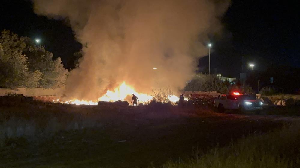 Atık yangını eve sıçramadan söndürüldü