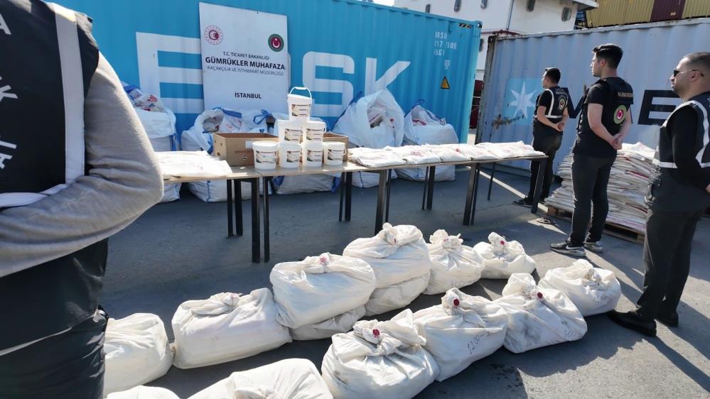 Ambarlı Limanı’nda ele geçirilen 1,7 ton kokain sergilendi