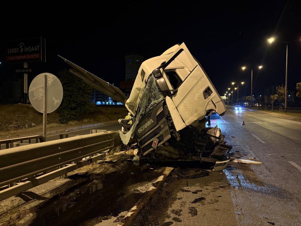 Kayseri’de tır bariyerlere girdi: 1 yaralı