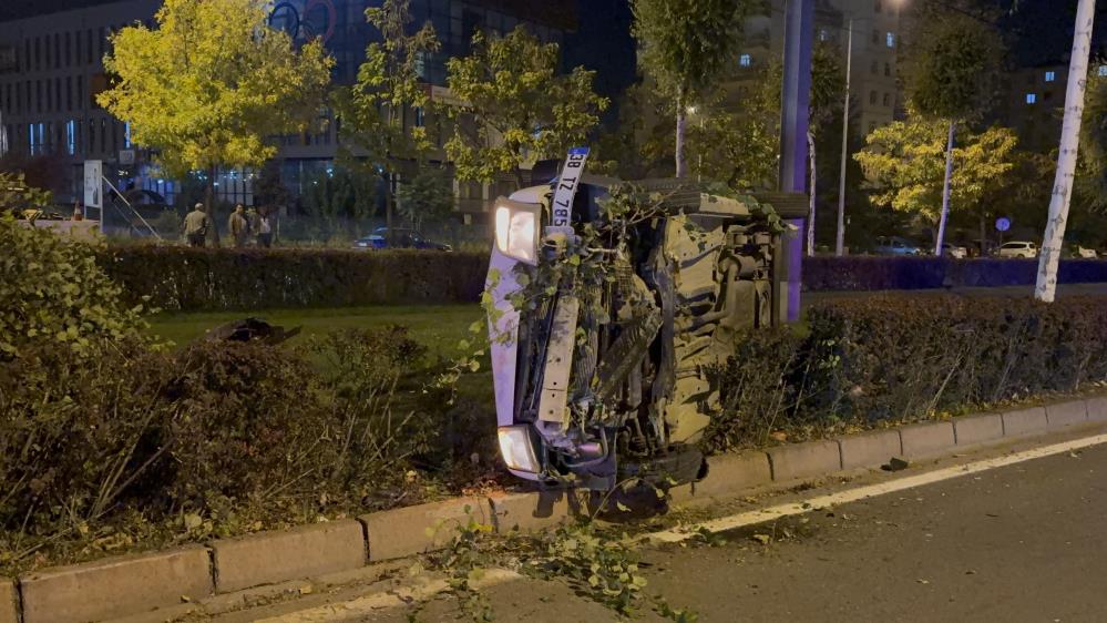 Ağaç devrildi, araç yan yattı, burunları bile kanamadı!