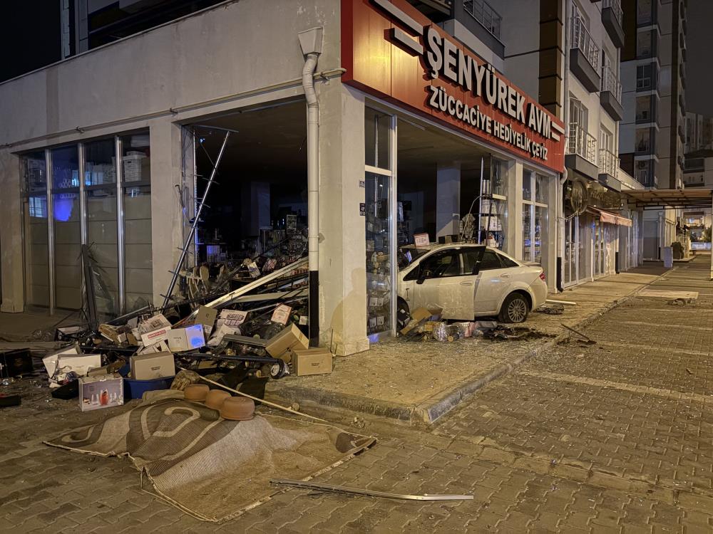 Otomobil züccaciye dükkanına daldı: 1 yaralı