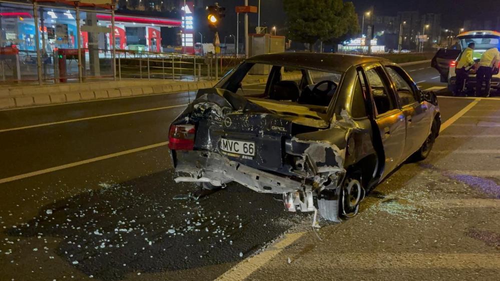 Ehliyetsiz alkollü sürücü tramvay durağına çarptı: 1 yaralı