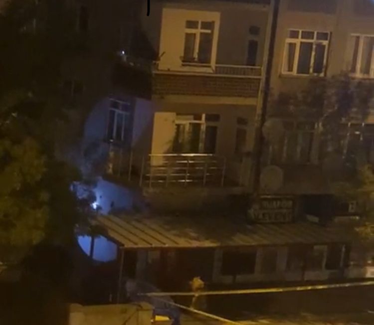Hürriyet’te dükkan sahibi kolonları kesti bina yan yattı