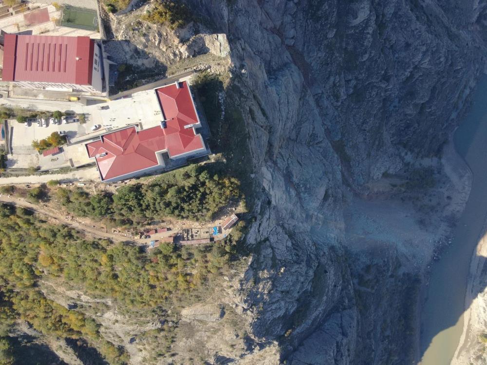 Kaya kopması paniğe neden oldu: İki lise tahliye edildi