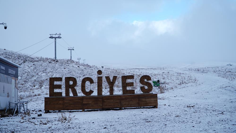 Erciyes’te kar yağışı, dağ beyaza büründü