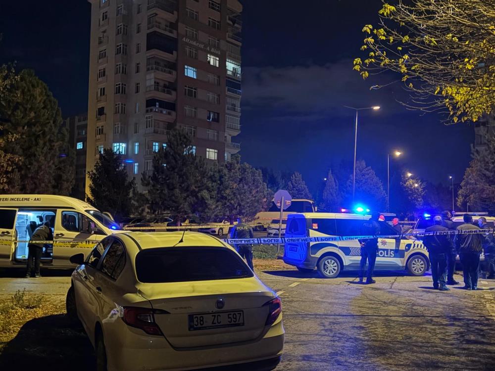 Konuşmak için çağırdığı eşini sokak ortasında öldürdü