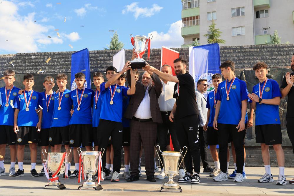 Profesyonel takımlara 13 sporcu verdiler