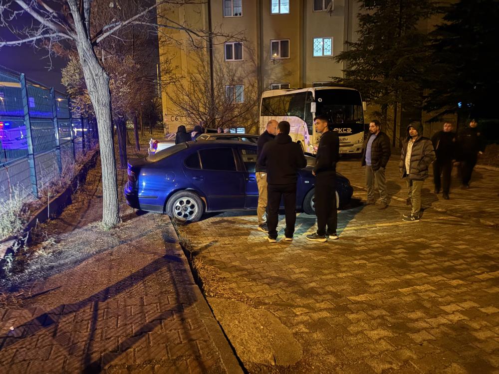 Aynı otoparktaki 5 otomobilin lastiğini kestiler