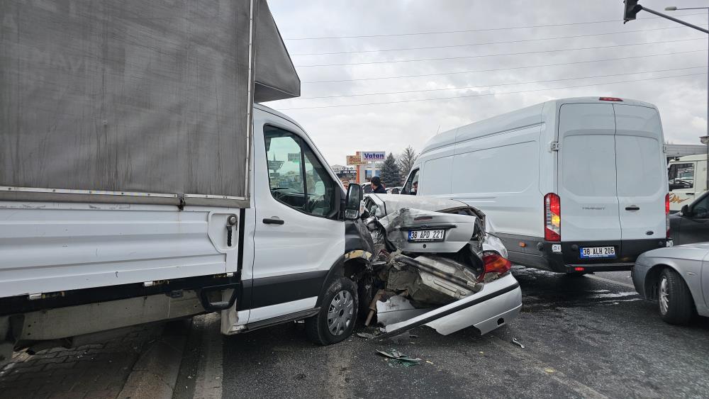 Kırmızı ışıkta duramayan kamyonet ortalığı savaş alanına çevirdi: 1’i ağır 3 yaralı