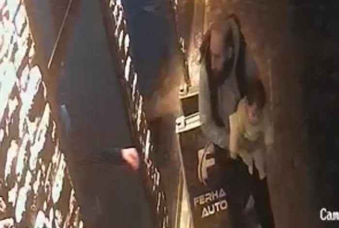 Kayseri’de esnaf, boğazına şeker kaçan bebeği heimlich manevrasıyla kurtardı.