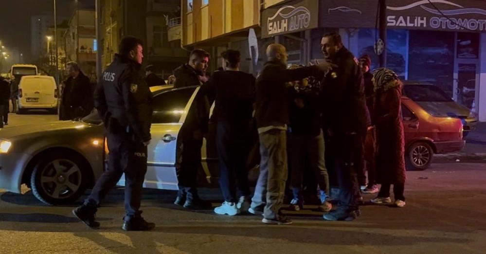 Kazada savrulan otomobil kaldırımdaki yayalara çarptı: 4 yaralı