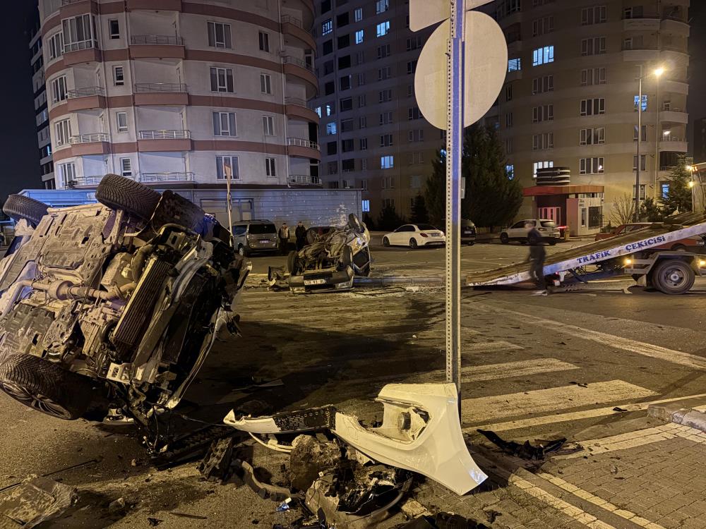 Kavşaktaki kazada otomobillerden biri yan yattı, diğeri takla attı: 2 yaralı