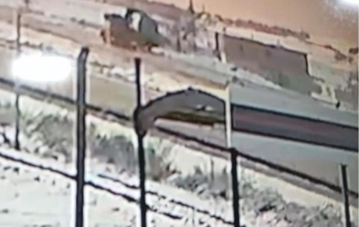Nevşehir’de kayganlaşan yolda şarampole devrilen tır kameralara yansıdı