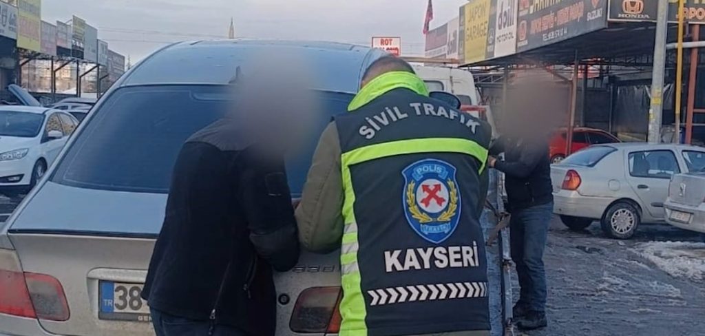 Trafik kurallarına uymayan 2 sürücüye 142 bin TL ceza