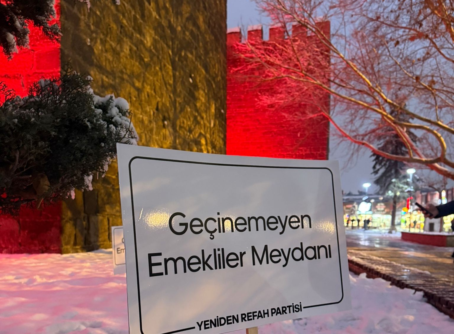 Yeniden Refah Partisi’nden “Geçinemeyen Emekliler Meydanı” teklifi